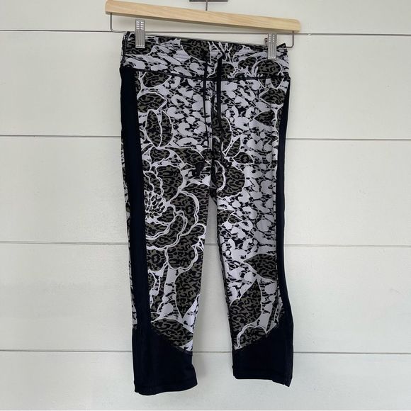 Revolve the Upside Cropped Floral Leggings - Picture 2 of 6
